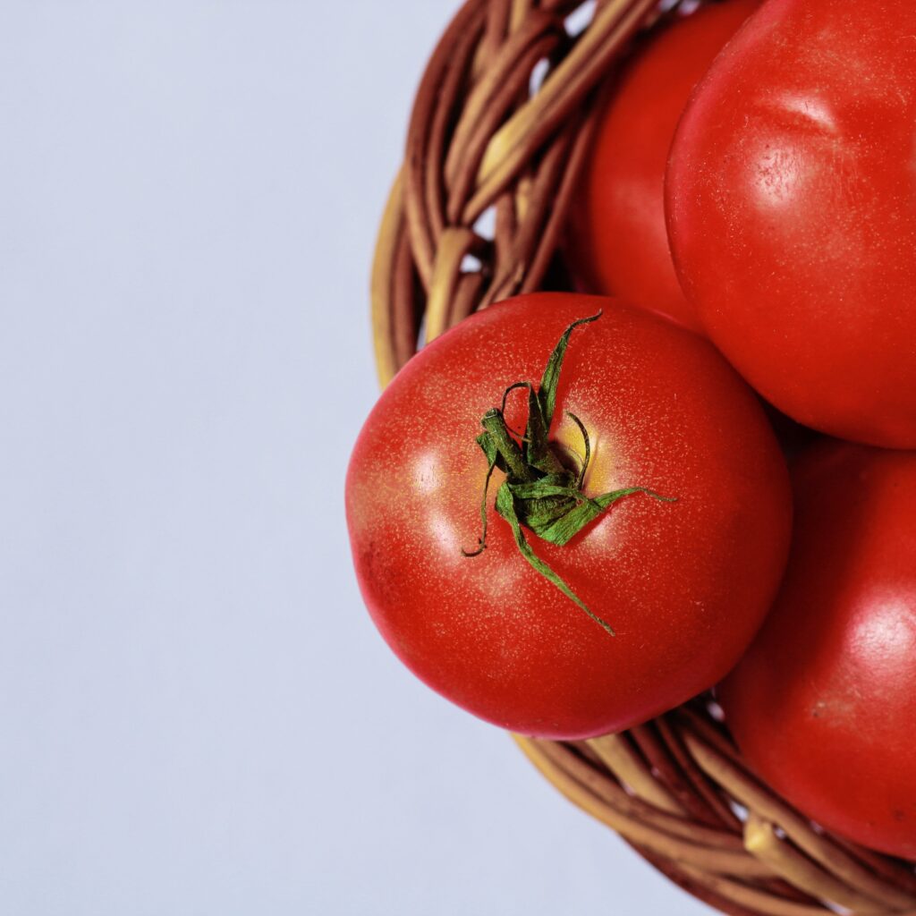 Co daje jedzenie pomidorów? Dlaczego warto jeść pomidory codziennie?